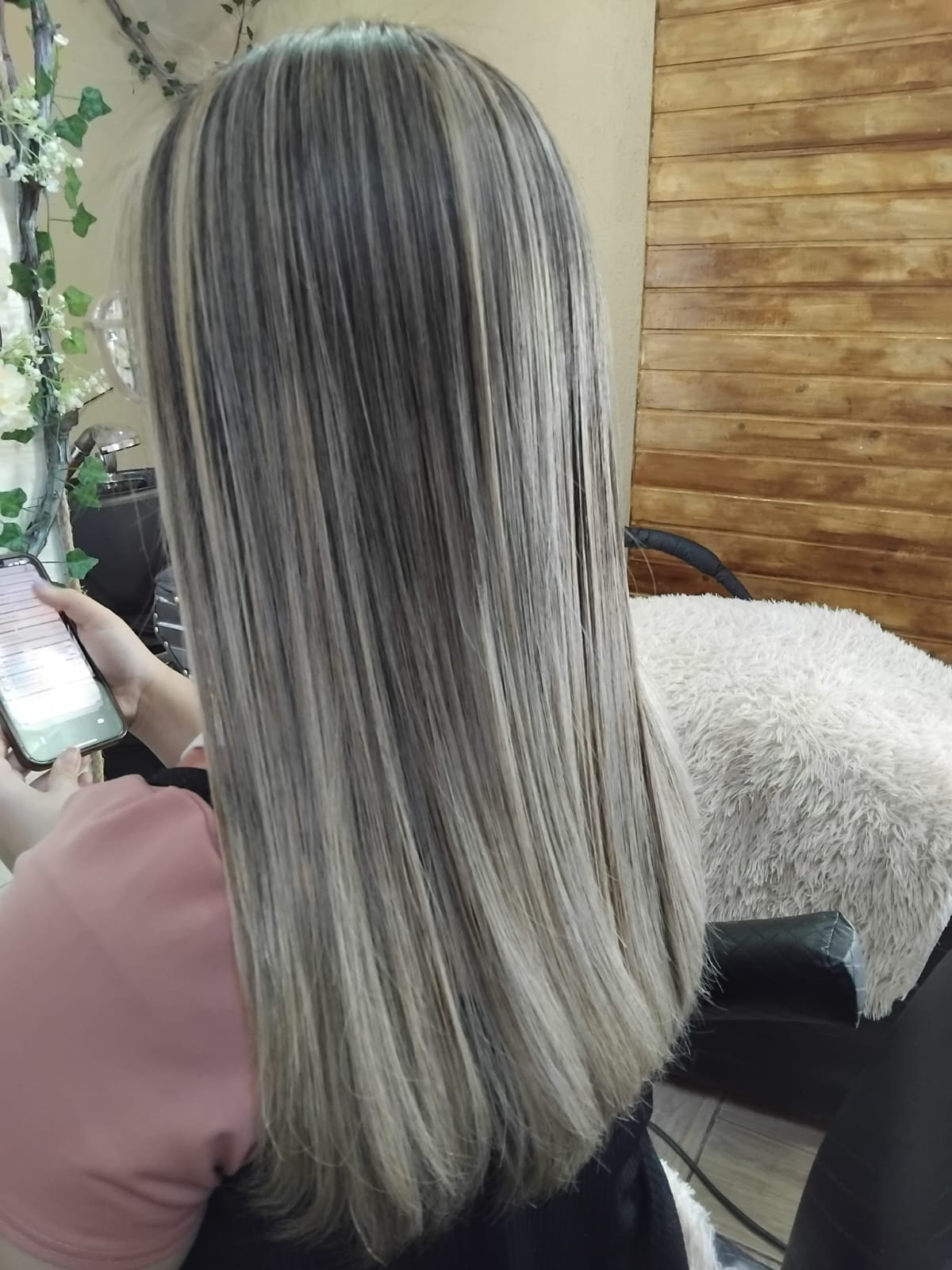 Cabelo liso com mechas claras