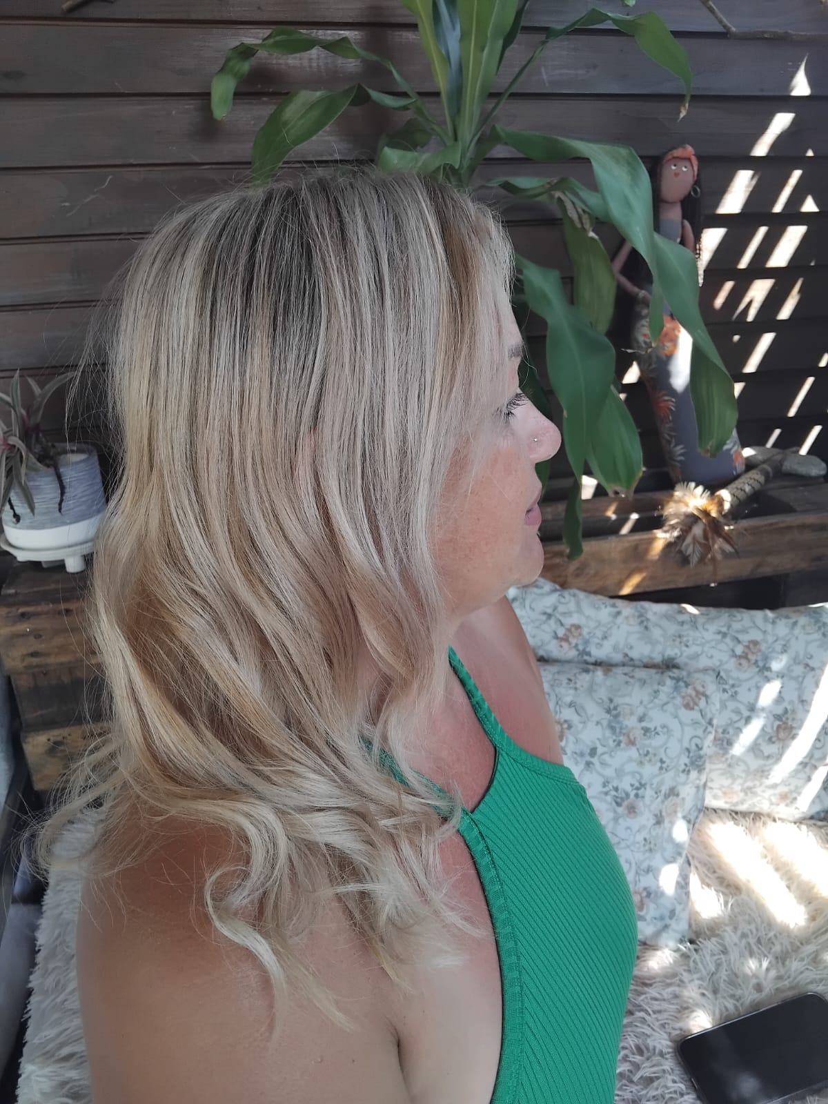 Cabelo loiro ondulado em perfil