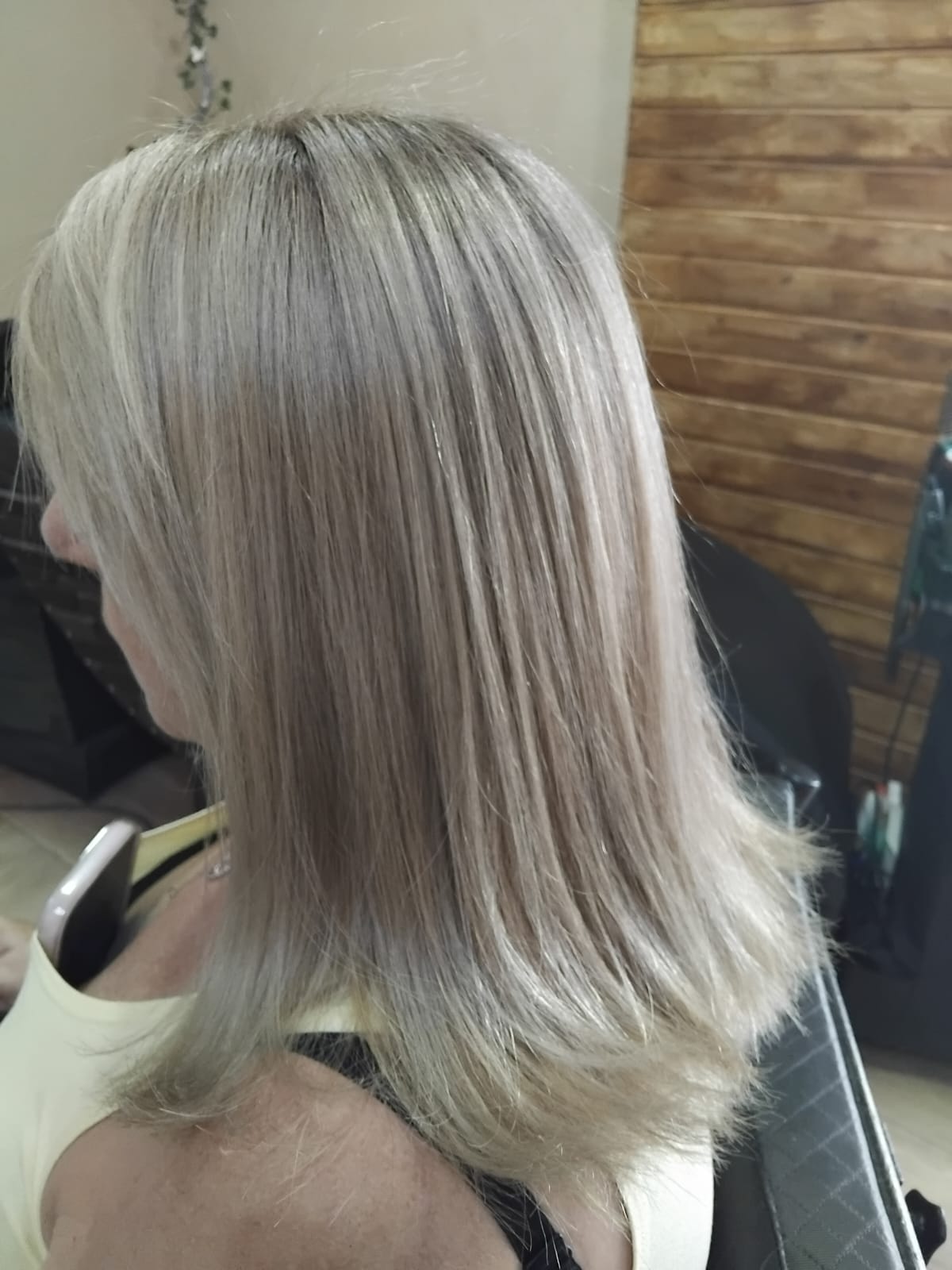 Cabelo loiro platinado com brilho no studio